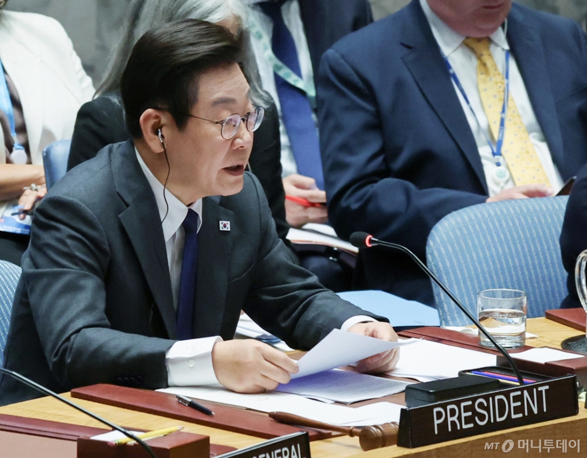 [뉴욕=뉴시스] 최동준 기자 = 이재명 대통령이 24일(현지 시간) 미국 뉴욕 유엔본부에서 열린 안전보장이사회에서 의장 자격으로 공개 토의를 주재하며 국별발언을 하고 있다. 2025.09.25. photocdj@newsis.com /사진=최동준