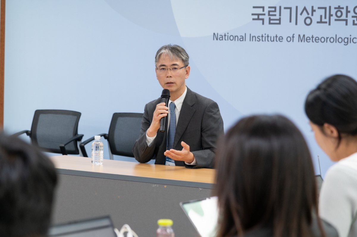 24일 기상청 국립기상과학원에서 유키 혼다 WMO  통합처리 및 예보시스템 과장이 취재진의 질문에 답하고 있다./사진제공=기상청.