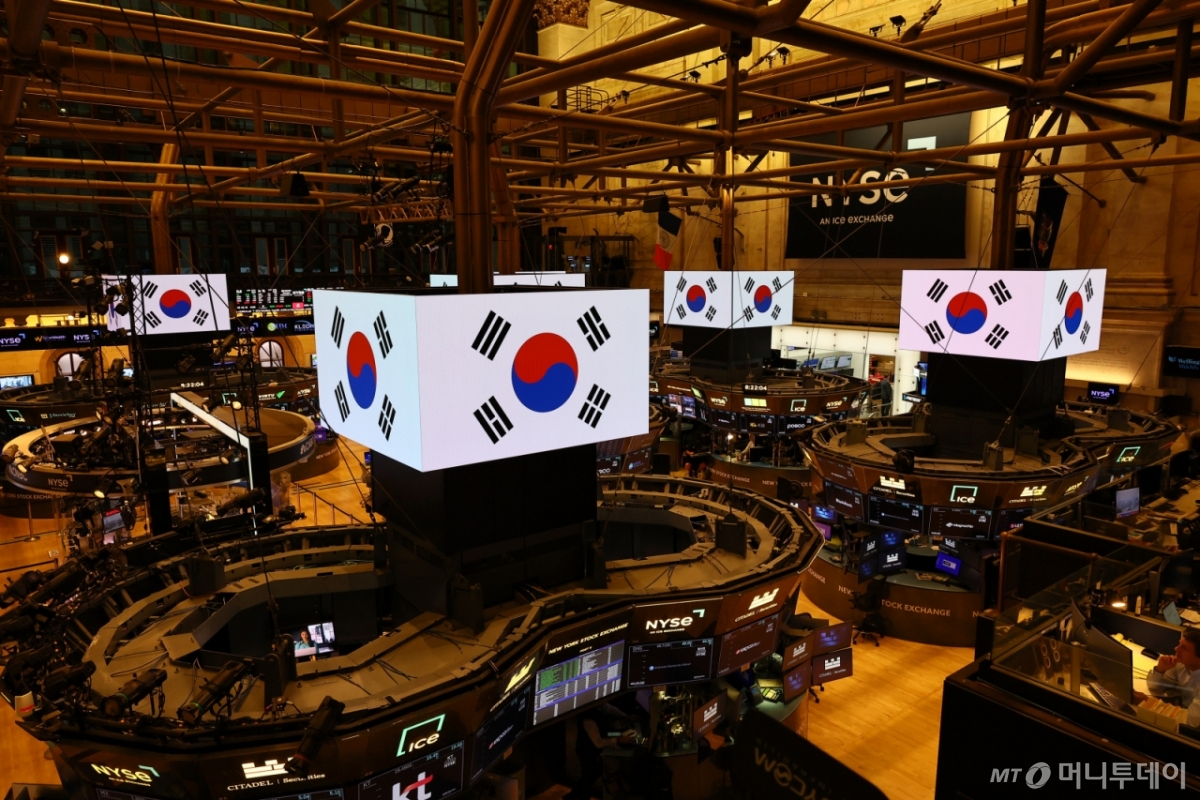 [뉴욕=뉴시스] 최동준 기자 = 25일(현지 시간) 미국 뉴욕 증권거래소에 태극기가 보이고 있다. 2025.09.25. photocdj@newsis.com /사진=