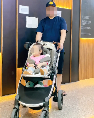 동네 병원을 한번 갈 때도 유모차 밑 수납공간이 가득 찬다. /사진=최우영 기자