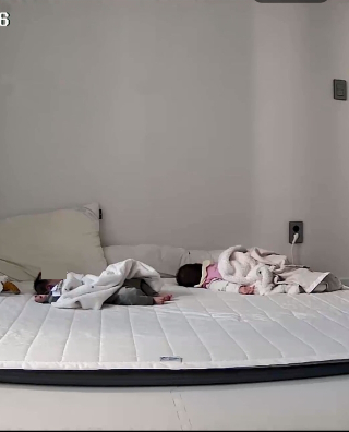 두 집 아이가 한 방에서 자고 있다. 또래 아이를 키우는 집에 가면 여행지처럼 별도로 홈캠을 설치할 필요 없이 애를 재울 수 있다. /사진=최우영 기자