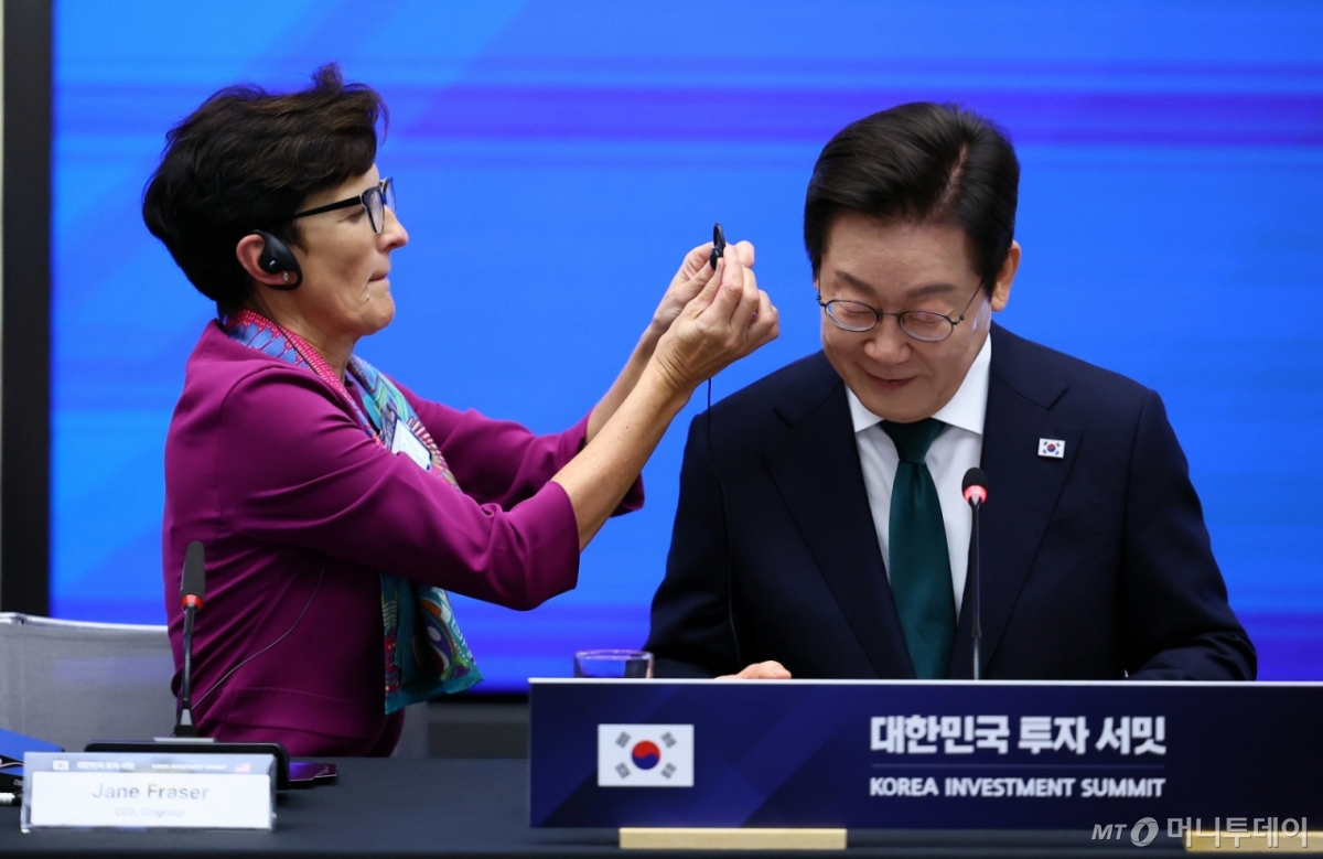 [뉴욕=뉴시스] 최동준 기자 = 이재명 대통령이 25일(현지 시간) 미국 뉴욕 증권거래소에서 열린 대한민국 투자 써밋에서 제인 프레이저(Jane Fraser) 씨티그룹 최고경영자에게 번역기 착용을 도움받고 있다. 2025.09.25. photocdj@newsis.com /사진=