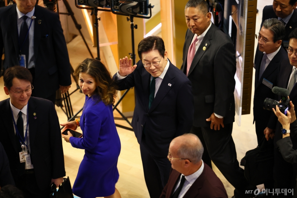 [뉴욕=뉴시스] 최동준 기자 = 이재명 대통령이 25일(현지 시간) 미국 뉴욕 증권거래소를 방문해 개장 벨을 타종하기 위해 이동하고 있다. 이 대통령 왼쪽은 린 마틴 뉴욕 증권거래소 회장. 2025.09.25. photocdj@newsis.com /사진=