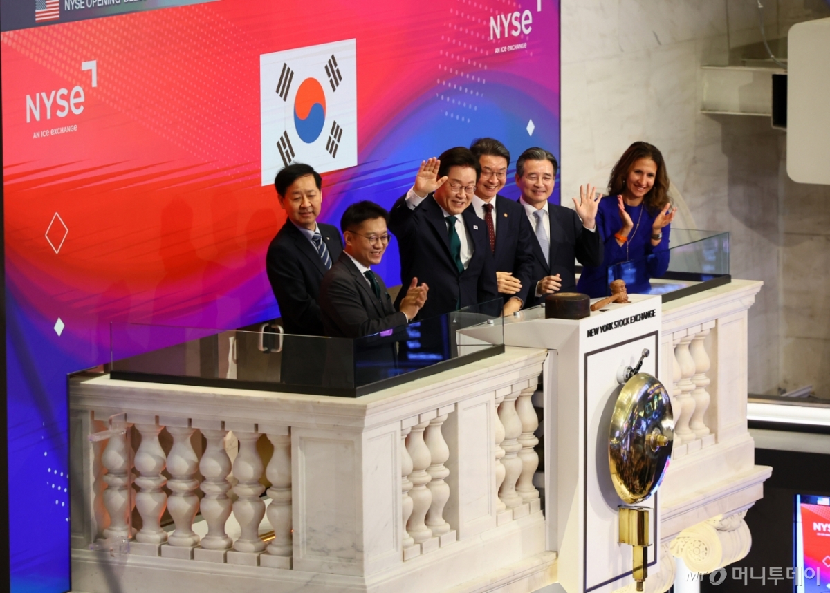 [뉴욕=뉴시스] 최동준 기자 = 이재명 대통령이 25일(현지 시간) 미국 뉴욕 증권거래소를 방문해 개장 벨 타종에 앞서 인사하고 있다. 2025.09.25. photocdj@newsis.com /사진=