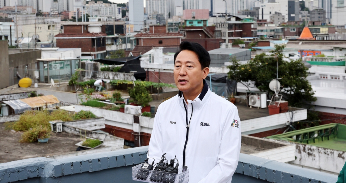 (서울=뉴스1) 박지혜 기자 = 오세훈 서울시장이 지난 24일 오전 서울 강북구 재정비촉진사업 규제철폐 적용 1호 사업장인 미아2구역을 둘러본 뒤 취재진 질문에 답하고 있다. 서울시는 이날 건설경기 악화 등으로 장기간 정체됐던 재정비촉진사업장 정상화를 위한 규제혁신방안 1호 사업장으로 '미아2구역'이 선정됐다고 밝혔다. 2025.9.24/뉴스1 Copyright © 뉴스1. All rights reserved. 무단 전재 및 재배포, AI학습 이용 금지. /사진=(서울=뉴스1) 박지혜 기자