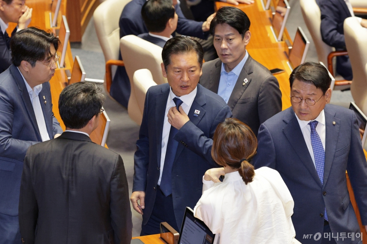 (서울=뉴스1) 신웅수 기자 = 정청래 더불어민주당 대표가 26일 서울 여의도 국회에서 열린 제429회국회(정기회) 9차 본회의에서 의원들과 대화하고 있다. 2025.9.26/뉴스1 Copyright © 뉴스1. All rights reserved. 무단 전재 및 재배포, AI학습 이용 금지. /사진=(서울=뉴스1) 신웅수 기자