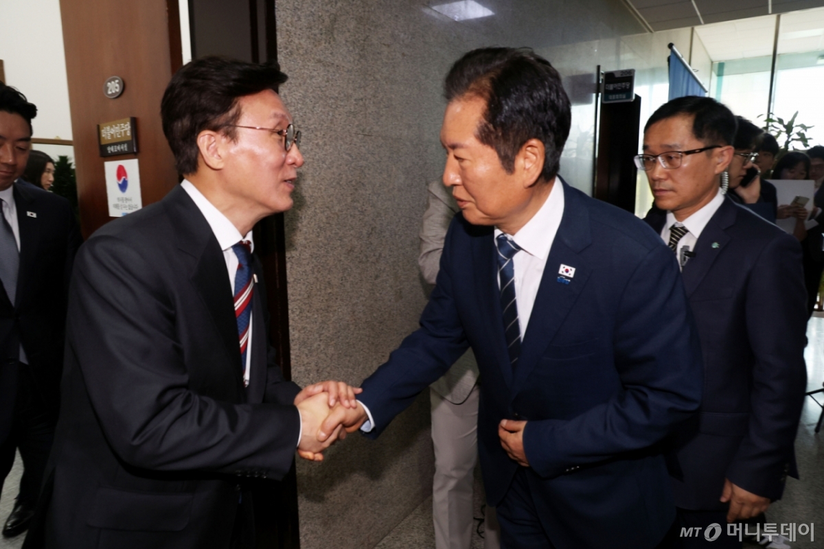 [서울=뉴시스] 조성봉 기자 = 김민석 국무총리가 25일 오전 서울 여의도 국회에서 정부조직법 관련 비공개 고위 당정대 회의를 마치고 정청래 더불어민주당 대표와 악수를 하고 있다. 2025.09.25. /사진=조성봉