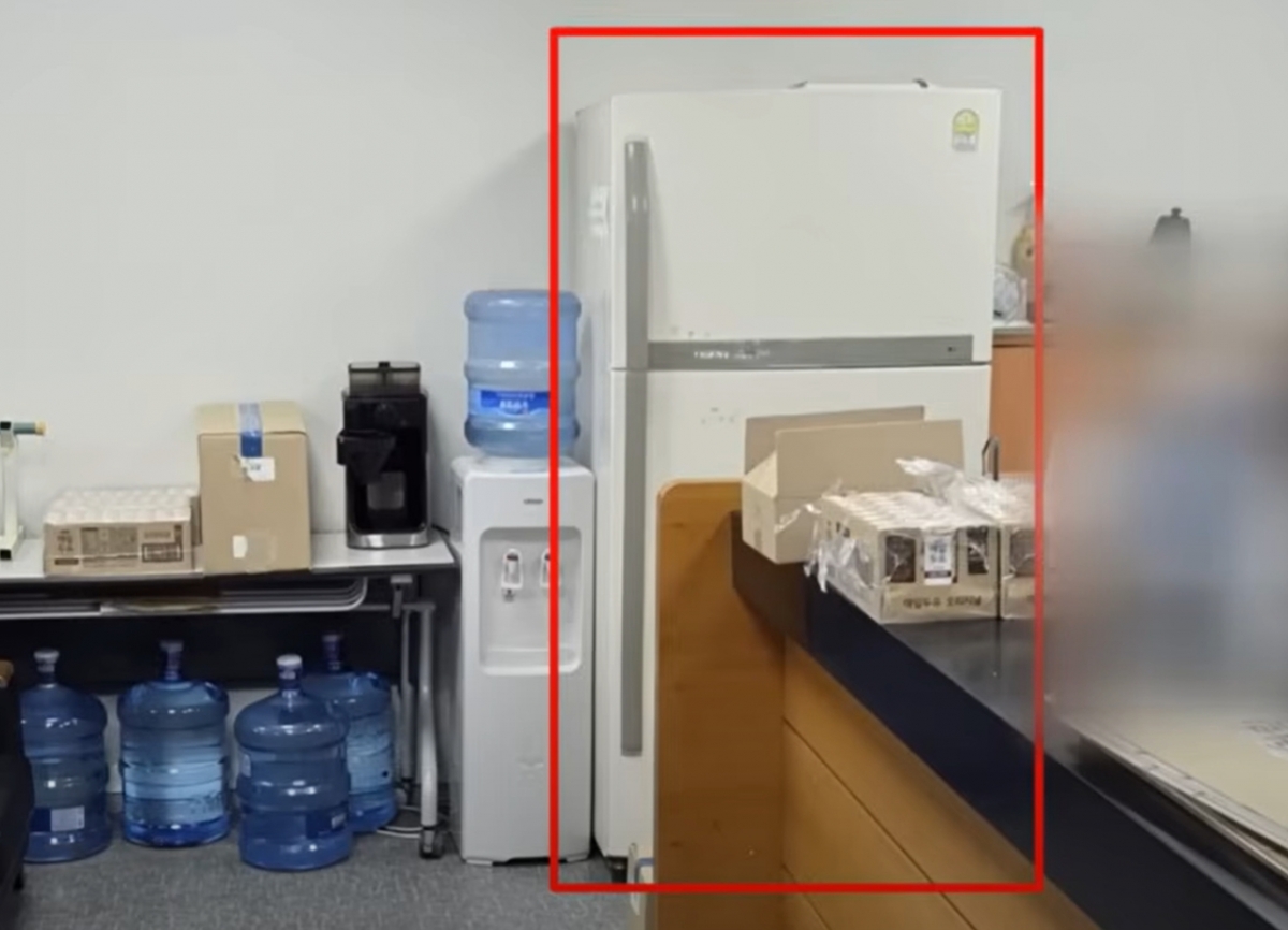 A씨가 꺼내먹은 간식이 놓여있던 냉장고/사진=YTN 보도화면 갈무리