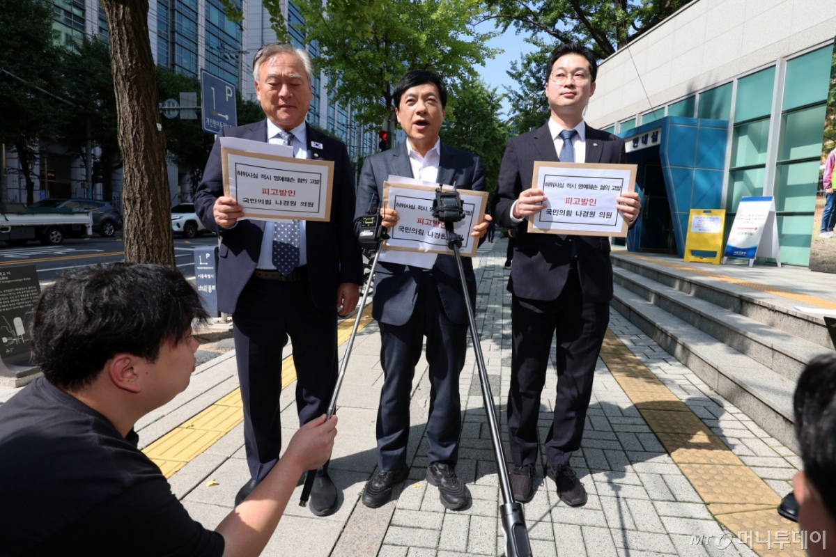  이성윤(가운데) 더불어민주당 법률위원장과 김동아(오른쪽) 허위조작감시단장, 이재강 의원이 26일 오전 서울 종로구 서울경찰청에서 나경원 국민의힘 의원을 허위 사실 적시 명예훼손 혐의로 고발하기에 앞서 기자회견을 하고 있다./사진=뉴시스