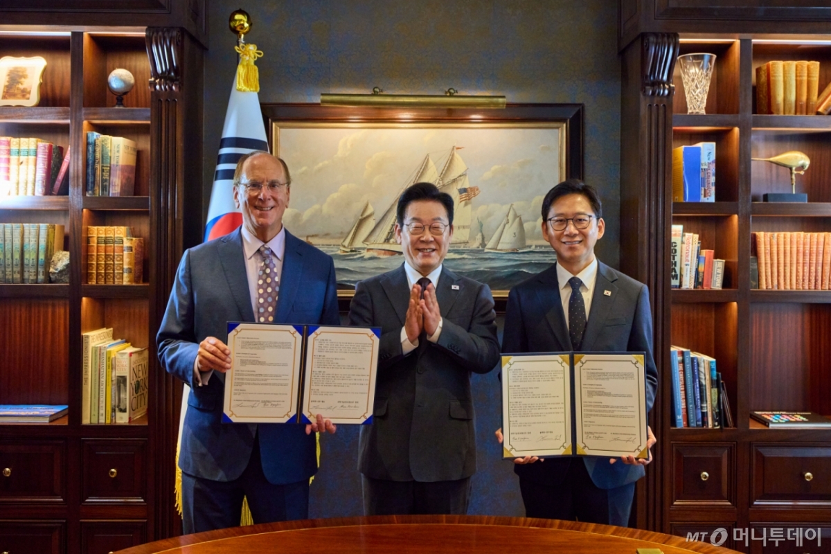 [뉴욕=뉴시스] 최동준 기자 = 이재명 대통령이 22일(현지 시간) 미국 뉴욕의 한 호텔에서 배경훈 과학기술정보통신부 장관과 세계경제포럼 의장인 래리 핑크 블랙록 회장의 AI 산업 글로벌 협력을 위한 MOU 체결 때 박수를 치고 있다. (공동취재) 2025.09.23. photocdj@newsis.com /사진=최동준