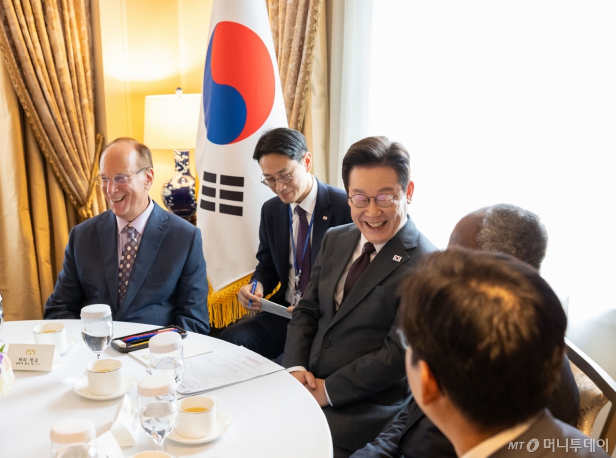 [뉴욕=뉴시스] 최동준 기자 = 이재명 대통령이 22일(현지 시간) 미국 뉴욕의 한 호텔에서 세계경제포럼 의장인 래리 핑크(왼쪽) 블랙록 회장을 접견하고 있다. (공동취재) 2025.09.23. photocdj@newsis.com /사진=최동준
