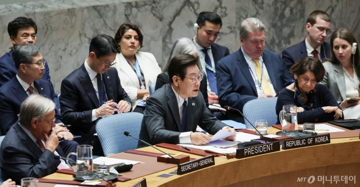 [뉴욕=뉴시스] 최동준 기자 = 이재명 대통령이 24일(현지 시간) 미국 뉴욕 유엔본부에서 열린 안전보장이사회에서 의장 자격으로 공개 토의를 주재하며 국별발언을 하고 있다. 2025.09.25. photocdj@newsis.com /사진=최동준