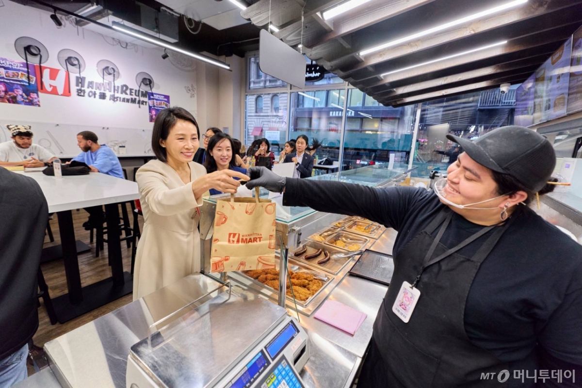 [뉴욕=뉴시스] 최동준 기자 = 김혜경 여사가 23일(현지 시간) 미국 뉴욕 코리아타운 한 마트를 방문해 상품을 구매하고 있다. (공동취재) 2025.09.25. photocdj@newsis.com /사진=고범준