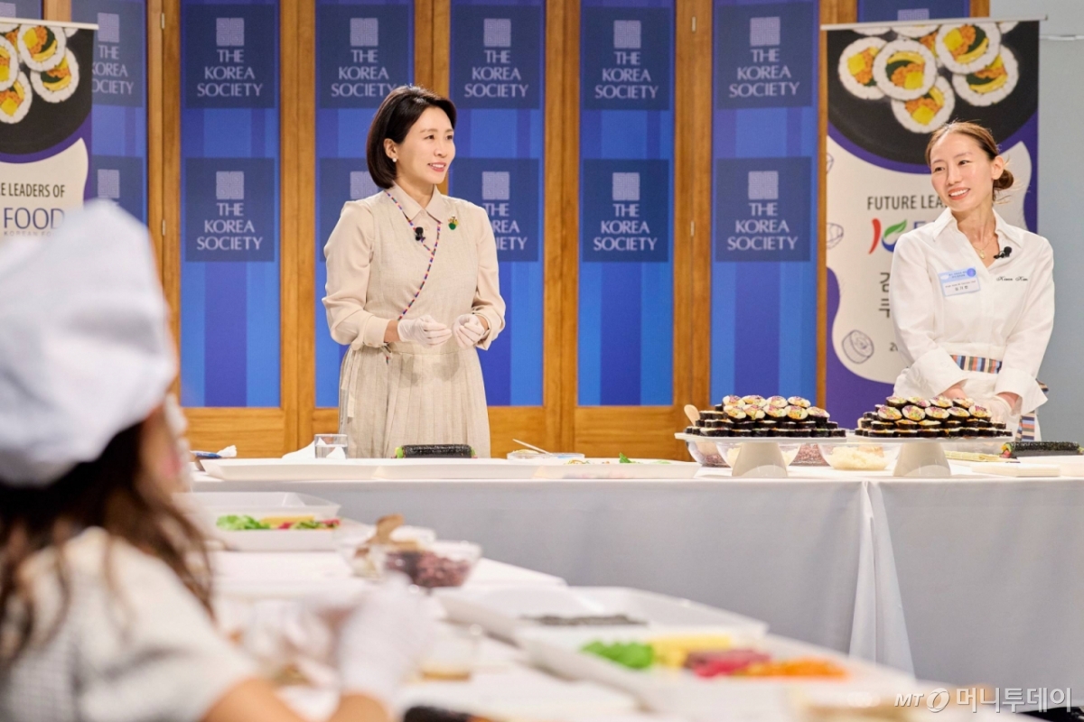 [뉴욕=뉴시스] 최동준 기자 = 김혜경 여사가 24일(현지 시간) 미국 뉴욕코리아 소사이어티에서 열린 동포 미래세대 대상 한식 요리교실에서 김밥을 만들고 있다. (공동취재) 2025.09.26. photocdj@newsis.com /사진=고범준