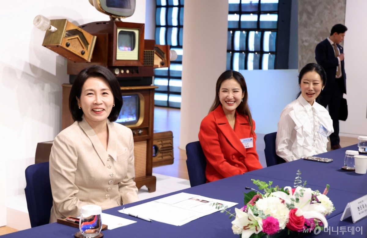 [뉴욕=뉴시스] 최동준 기자 = 김혜경 여사가 25일(현지 시간) 미국 뉴욕한국문화원에서 열린 차세대 예술가 간담회에서 발언하고 있다. 2025.09.26. photocdj@newsis.com /사진=