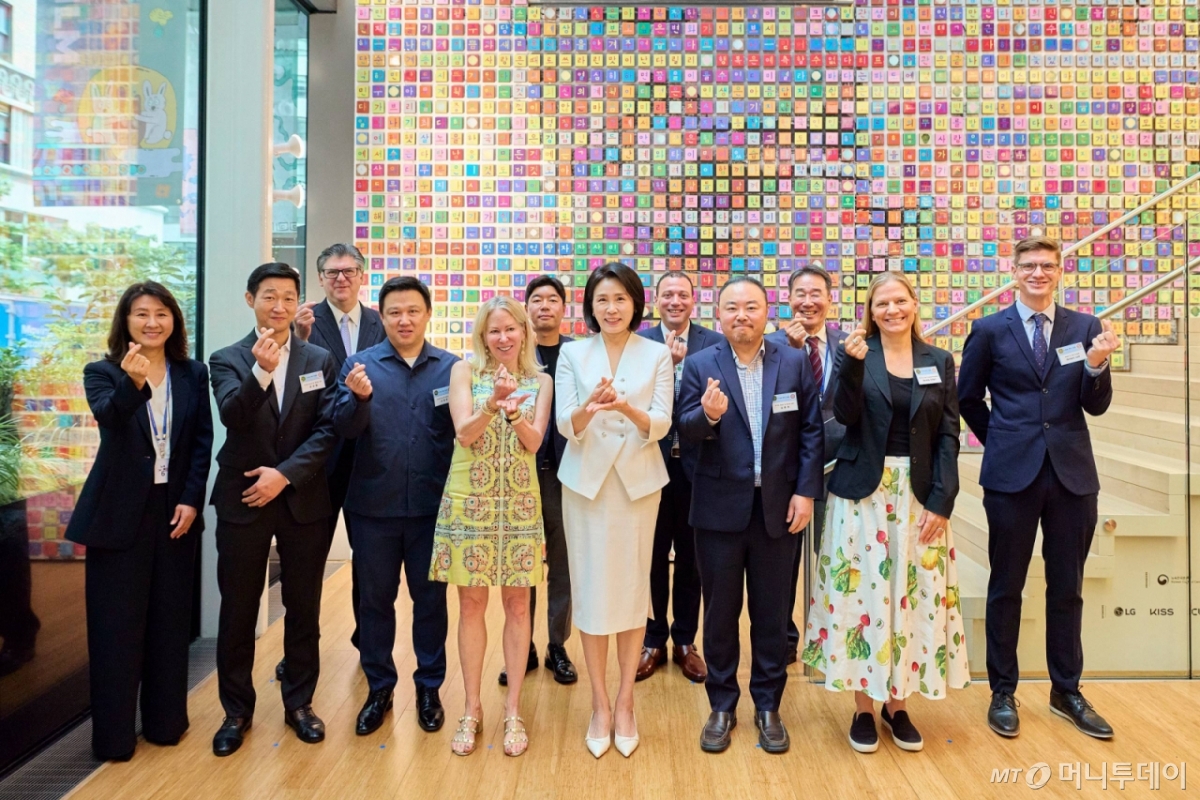 [뉴욕=뉴시스] 최동준 기자 = 김혜경 여사가 25일(현지 시간) 미국 뉴욕한국문화원을 방문해 참석자들과 기념촬영을 하고 있다. (공동취재) 2025.09.26. photocdj@newsis.com /사진=