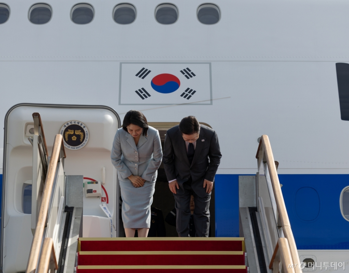 (서울=뉴스1) 허경 기자 = 이재명 대통령과 김혜경 여사가 미국 뉴욕에서 열리는 제80차 유엔총회 참석을 위해 지난 22일 경기도 성남 서울공항을 통해 출국하며 인사하고 있다. (대통령실 제공. 재판매 및 DB 금지) 2025.9.23/뉴스1  Copyright © 뉴스1. All rights reserved. 무단 전재 및 재배포,  AI학습 이용 금지. /사진=(서울=뉴스1) 허경 기자