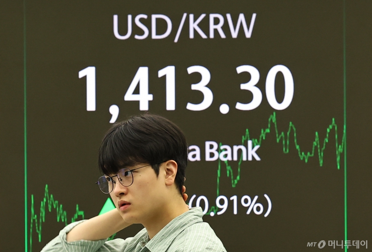 [서울=뉴시스] 최진석 기자 = 서울 외환시장에서 원·달러 환율은 전 거래일 주간거래 종가(1400.6원)보다 11.8원 오른 1412.4원에 주간 거래를 마무리한 26일 서울 중구 하나은행 딜링룸에 원·달러 환율 시세가 보이고 있다.    코스피가 전 거래일(3471.11)보다 85.06포인트(2.45%) 내린 3386.05에 마감, 코스닥 지수는 전 거래일(852.48)보다 17.29포인트(2.03%) 하락한 835.19에 거래를 마쳤다. myjs@newsis.com /사진=최진석
