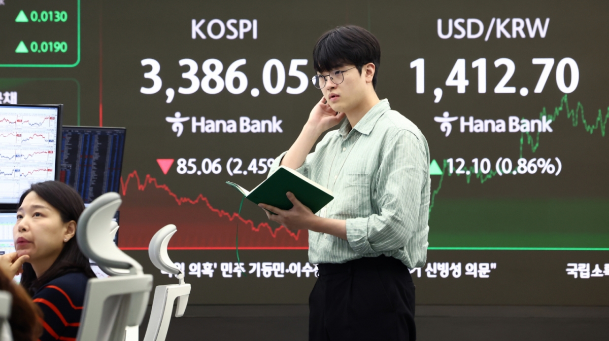 (서울=뉴스1) 김민지 기자 = 26일 오후 서울 중구 하나은행 본점 딜링룸에서 딜러들이 업무를 보고 있다.  이날 코스피는 전 거래일(3471.11)보다 85.06포인트(2.45%) 내린 3386.05, 코스닥 지수는 전 거래일(852.48)보다 17.29포인트(2.03%) 하락한 835.19에 장을 마쳤다. 2025.9.26/뉴스1  Copyright © 뉴스1. All rights reserved. 무단 전재 및 재배포,  AI학습 이용 금지. /사진=(서울=뉴스1) 김민지 기자