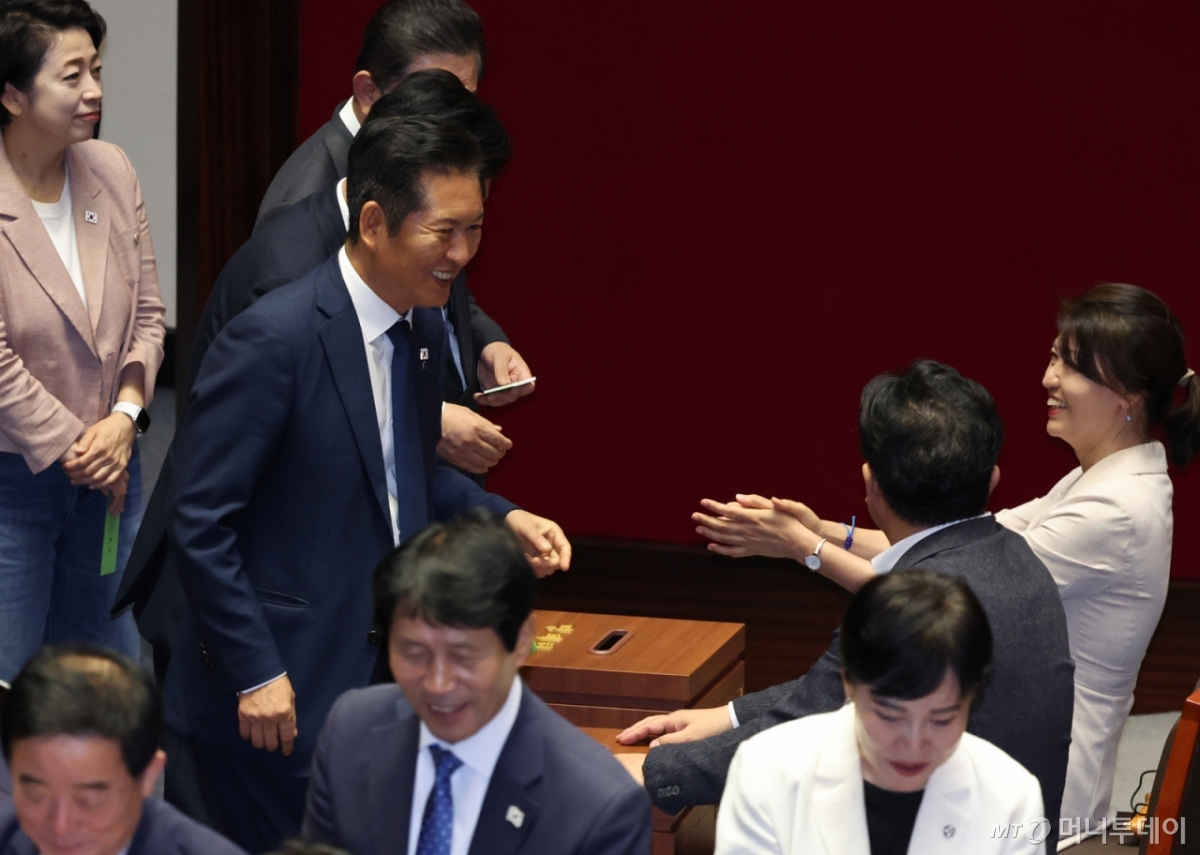 [서울=뉴시스] 김금보 기자 = 정청래 더불어민주당 대표가 26일 오후 서울 여의도 국회에서 열린 본회의에서 정부조직법 일부개정법률안(대안)에 대한 무제한토론 종결동의의 건에 대한 무기명 투표를 하고 있다. 2025.09.26. kgb@newsis.com /사진=김금보