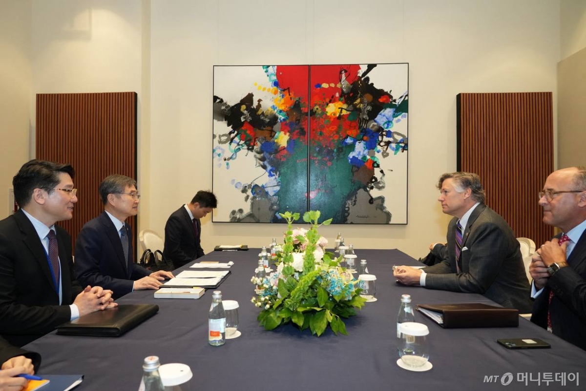 (서울=뉴스1) 임세영 기자 = 조현 외교부 장관이 26일(현지시간) 미국 뉴욕에서 열린 제80차 유엔총회 고위급 회기에 참석한 계기에 크리스토퍼 랜다우(Christopher Landau) 미국 국무부 부장관을 접견하고 있다. (외교부 제공. 재판매 및 DB 금지) 2025.9.27/뉴스1 Copyright © 뉴스1. All rights reserved. 무단 전재 및 재배포, AI학습 이용 금지.