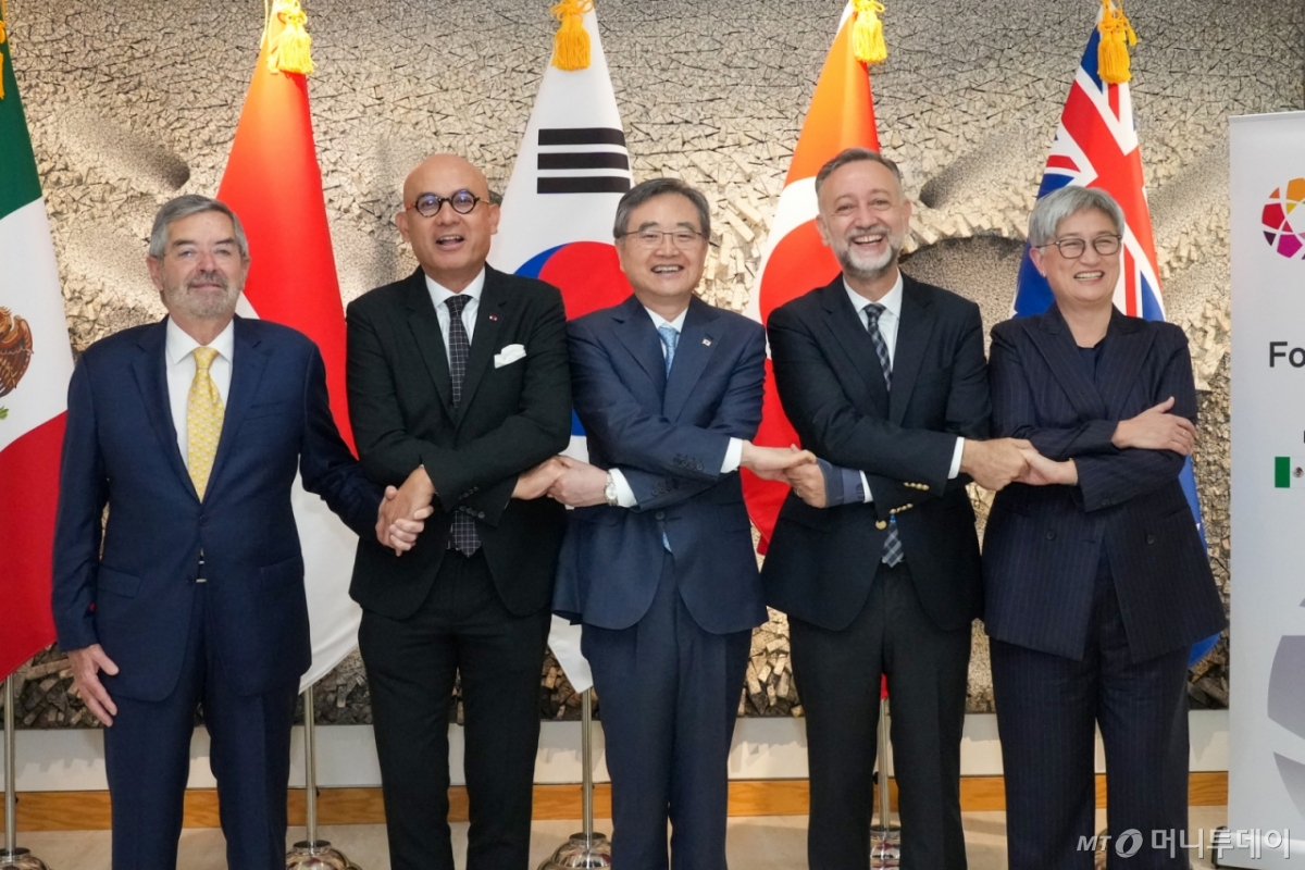 (서울=뉴스1) 임세영 기자 = 조현 외교부 장관이 25일(현지시간) 미국 뉴욕에서 열린 제28차 믹타(MIKTA) 외교장관회의에서 기념촬영을 하고 있다. 이번 회의는 우리나라가 믹타 12대 의장국을 수임한 이후 처음으로 열린 외교장관회의이다. (외교부 제공. 재판매 및 DB 금지) 2025.9.27/뉴스1 Copyright © 뉴스1. All rights reserved. 무단 전재 및 재배포, AI학습 이용 금지.