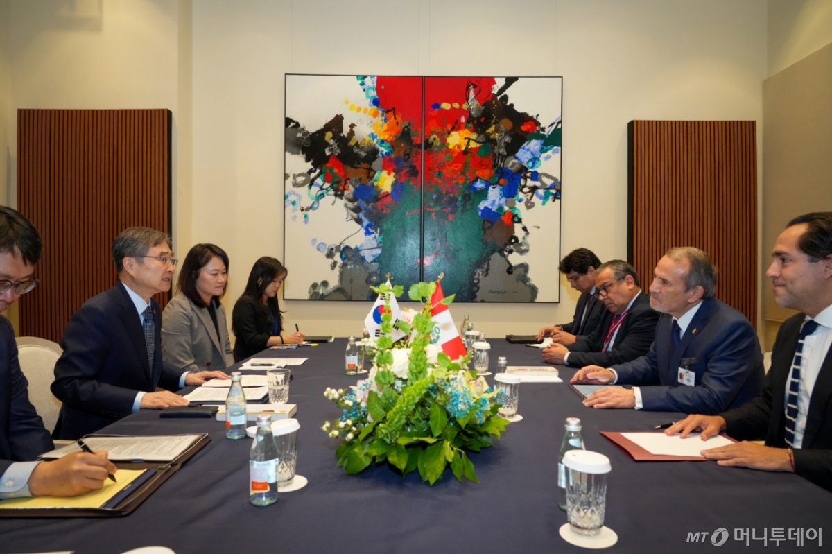 (서울=뉴스1) 임세영 기자 = 조현 외교부 장관이 26일(현지시간) 미국 뉴욕에서 열린 제80차 유엔총회 고위급 회기에 참석한 계기에 엘메르 쉬알레르(Elmer Schialer) 페루 외교부 장관과 양자회담을 갖고 있다. (외교부 제공. 재판매 및 DB 금지) 2025.9.27/뉴스1 Copyright © 뉴스1. All rights reserved. 무단 전재 및 재배포, AI학습 이용 금지. /사진=(서울=뉴스1) 임세영 기자