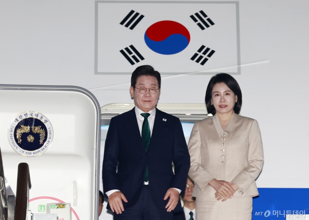 [성남=뉴시스] 최동준 기자 = 유엔 총회와 순방 일정을 마친 이재명 대통령이 26일 경기 성남 서울공항에 도착해 김혜경 여사와 공군 1호기에서 내리고 있다. 2025.09.26. photocdj@newsis.com /사진=최동준