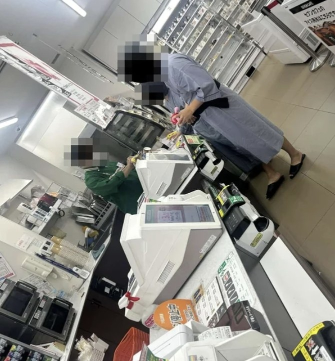 일본 오사카 도심에서 호텔 가운과 슬리퍼 차림으로 돌아다니는 한국인 커플의 모습이 온라인 커뮤니티에서 확산되며 화제다. /사진=온라인커뮤니티 보배드림