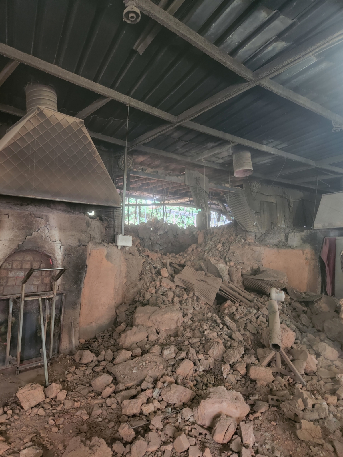 27일 경기 장흥면 숯가마 사우나에서 LPG 폭발 사고가 발생했다.사진은 이날 가스 폭발 화재 현장. /사진제공=경기북부소방재난본부