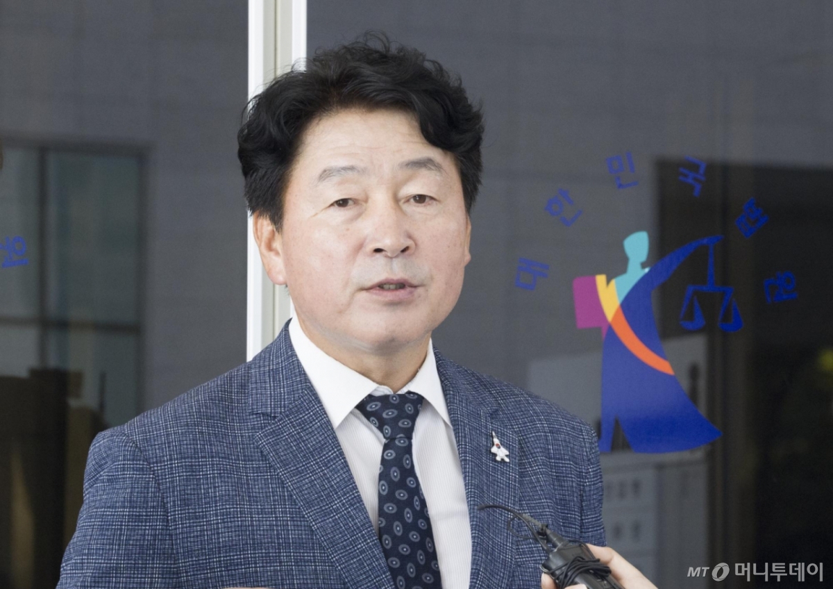 [서울=뉴시스] 김근수 기자 = '라임 사태' 핵심인 김봉현 전 스타모빌리티 회장으로부터 금품을 수수한 혐의로 재판에 넘겨진 기동민 전 더불어민주당 의원이 26일 서울 양천구 남부지방법원에서 열린 1심 선고 공판에서 무죄 선고를 받고 취재진 질문에 답하고 있다.   서울남부지법 형사11단독 정성화 판사는 26일 특정범죄가중처벌법상 알선수재와 정치자금법 위반 등 혐의로 불구속기소 된 기 전 의원에게 무죄를 선고했다. 2025.09.26. ks@newsis.com /사진=김근수