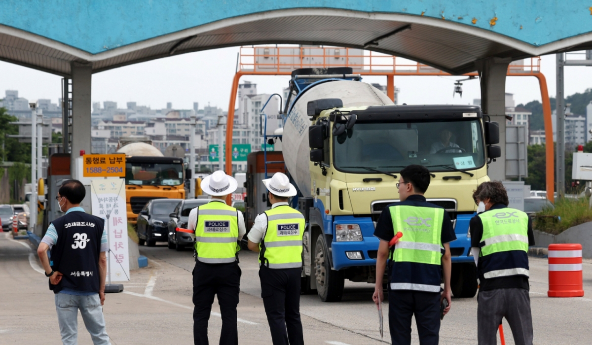 서울시 38세금 조사관과 경찰, 한국도로공사 직원들이 10일 오전 경기 구리시 구리남양주톨게이트에서 자동차세, 과태료, 고속도로 통행료 상습 체납차량 합동단속을 하고 있다. 사진은 기사와 연관 없음/사진=뉴시스