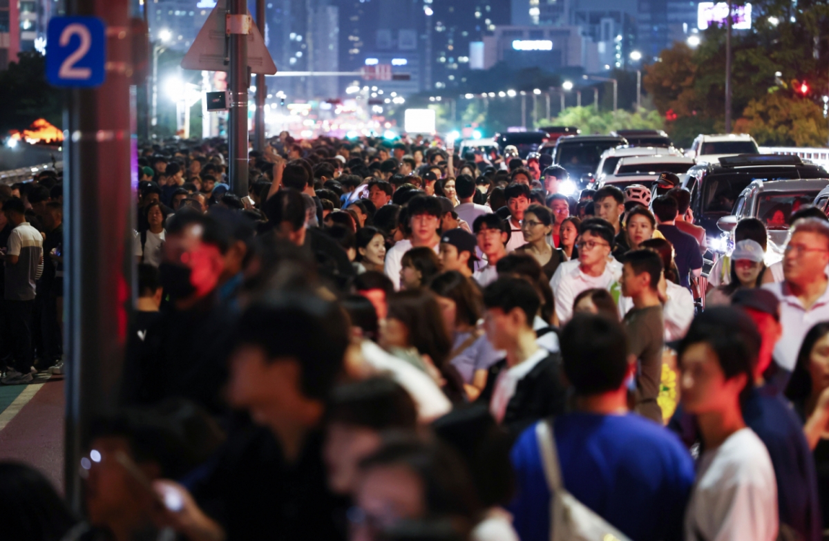 27일 서울 여의도 마포대교 인근이 '2025 서울세계불꽃축제'를 보러 온 시민들로 붐비고 있다. /사진=뉴스1