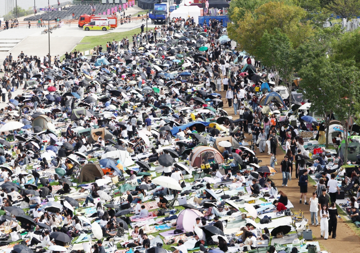 서울세계불꽃축제 2025가 열리는 27일 서울 여의도 한강공원에서 시민들이 돗자리를 펴두고 자리를 선점하고 있다. /사진=뉴스1