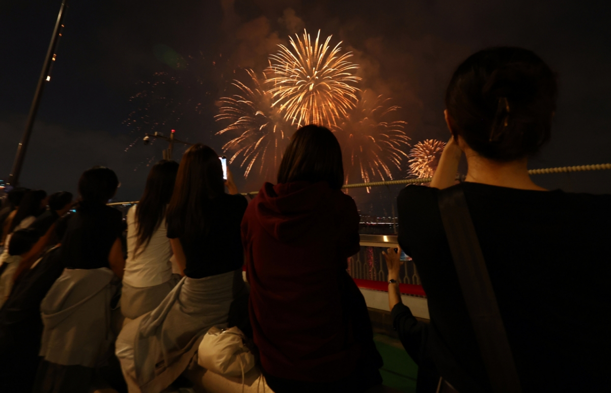 (서울=뉴스1) 김민지 기자 = 27일 서울 여의도 마포대교에서 시민들이 '2025 서울세계불꽃축제'를 보고 있다. 2025.9.27/뉴스1 Copyright © 뉴스1. All rights reserved. 무단 전재 및 재배포, AI학습 이용 금지.
