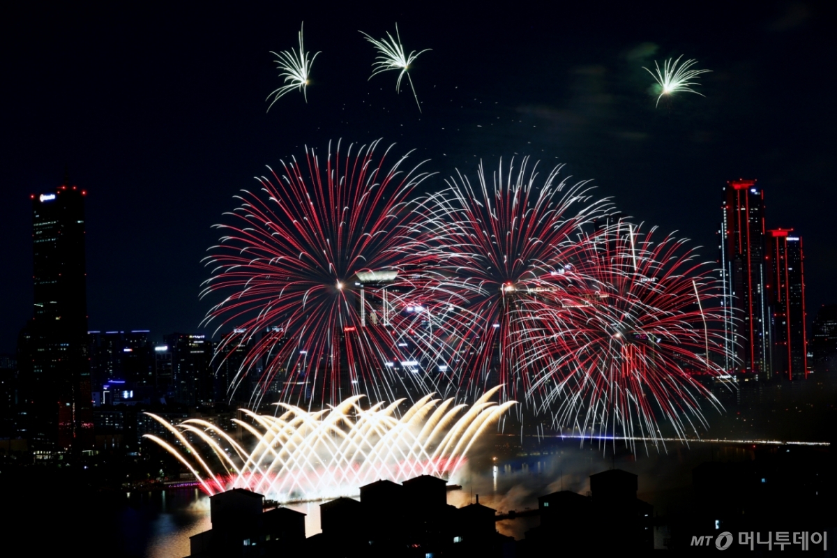 (서울=뉴스1) 황기선 기자 = 27일 오후 서울 여의도 한강공원 일대에서 열린 '2025 서울세계불꽃축제'에서 화려한 불꽃이 밤하늘을 수놓고 있다. 2025.9.27/뉴스1 Copyright © 뉴스1. All rights reserved. 무단 전재 및 재배포, AI학습 이용 금지. /사진=(서울=뉴스1) 황기선 기자