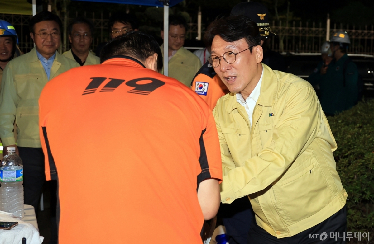 김민석 국무총리가 27일 대전 유성구 국가정보자원관리원 화재 현장을 찾아 소방대원들을 격려하고 있다. /사진=뉴스1