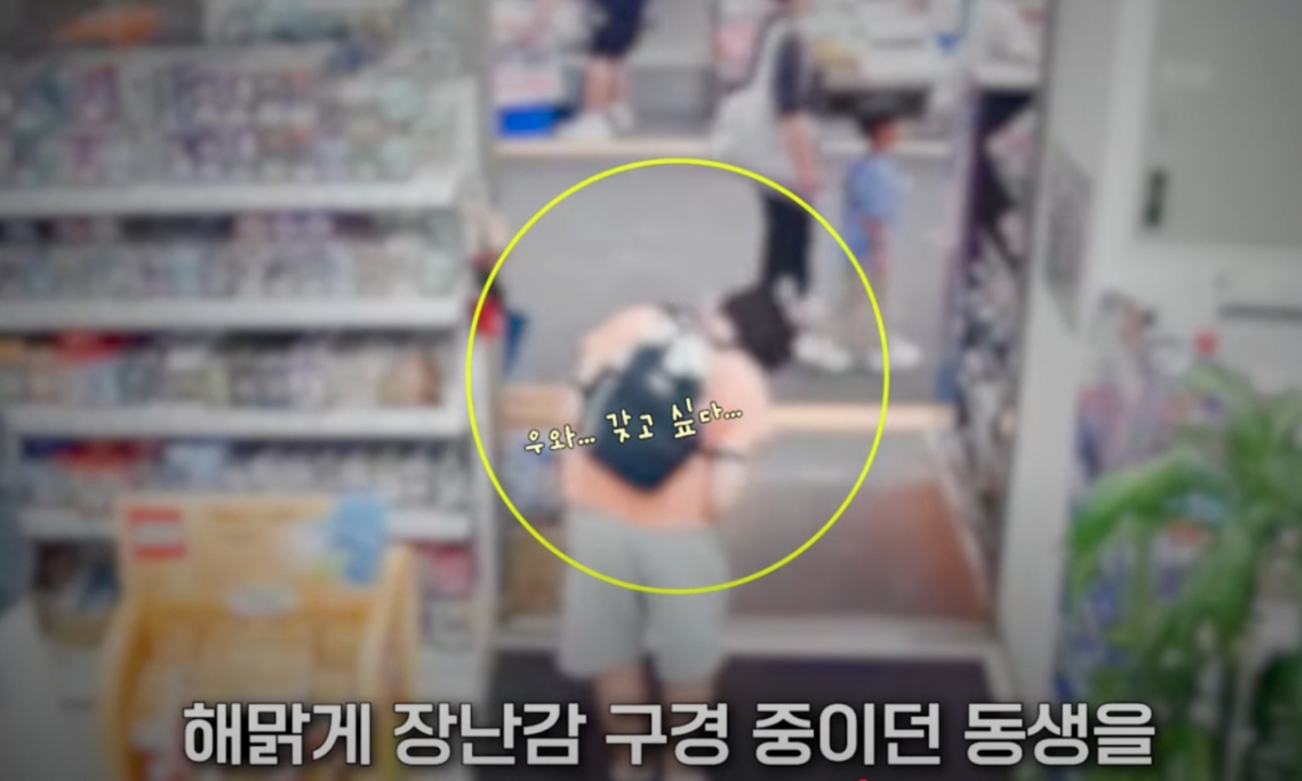 사람들이 많은 거리에서 초등학생 동생을 잃어버린 형이 시민과 경찰 도움으로 동생을 다시 만났다./사진=유튜브 채널 '서울경찰'