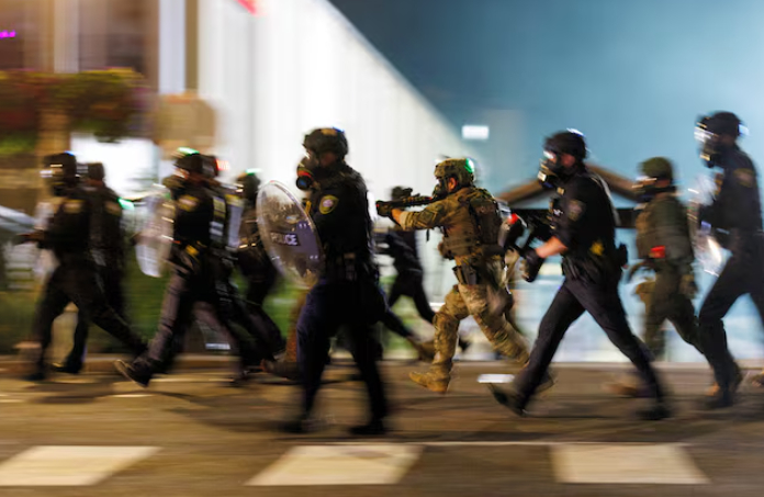 1일(현지시간) 미국 이민세관단속국(ICE) 요원들이 오리건주 포틀랜드 ICE 구금시설 인근에서 발생한 시위 진압에 나서고 있다. /로이터=뉴스1