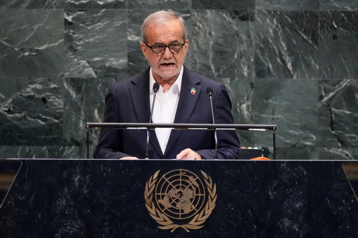 마수드 페제시키안 이란 대통령이 24일(현지시간) 뉴욕에서 열린 제80차 유엔총회에서 연설하고 있다. 페제시키안 대통령은 연설에서 이란은 핵무기를 개발한 적도 없고, 앞으로도 그럴 의도가 없다고 말했다. /AP=뉴시스