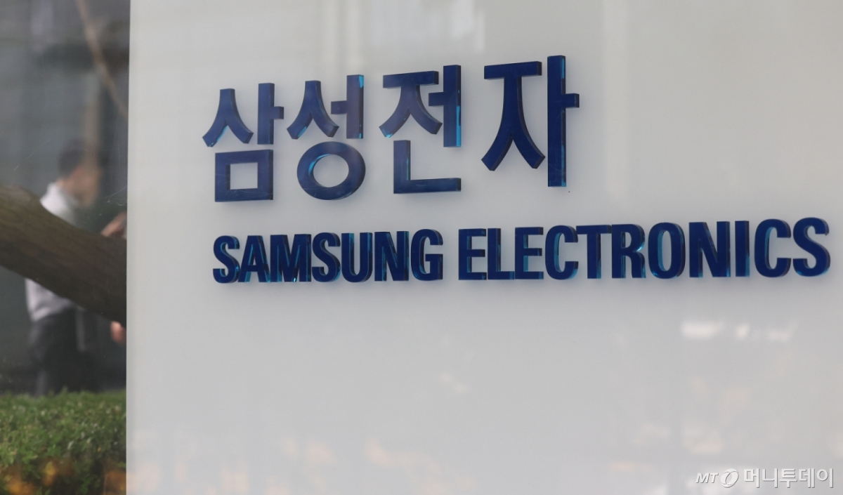 [서울=뉴시스] 최진석 기자 = 서울 삼성전자 서초사옥에 삼성 로고가 보이고 있다. 2025.07.31. myjs@newsis.com /사진=최진석