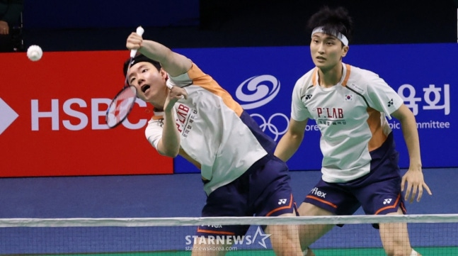 서승재(왼쪽)와 김원호가 결승에서 공격을 펼치고 있다. /사진=김진경 대기자