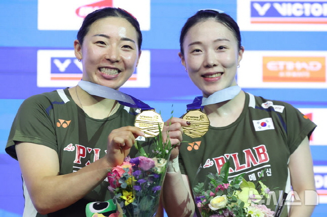 공희용(왼쪽), 김혜정이 여자 복식에서 우승한 뒤 금메달을 목에 걸고 미소를 짓고 있다. /사진=뉴시스