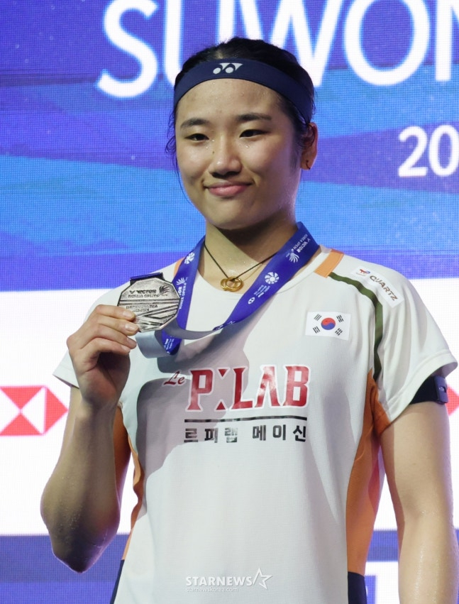 안세영이 여자 단식 준우승을 한 뒤 메달을 들어올리고 있다. /사진=김진경 대기자