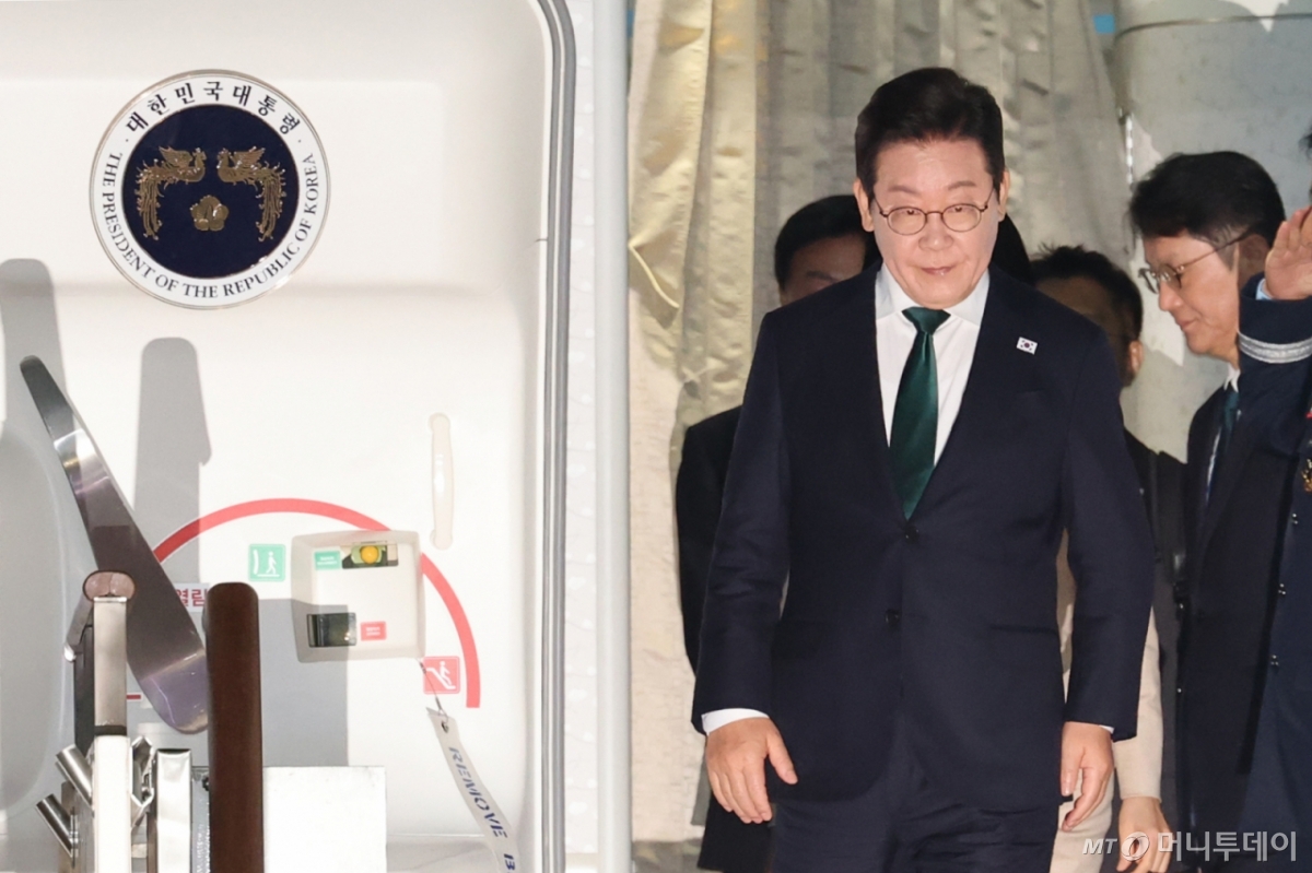 (성남=뉴스1) 이광호 기자 = 이재명 대통령이 26일 미국 뉴욕 유엔총회 일정을 마치고 경기도 성남 서울공항을 통해 귀국하고 있다. 2025.9.26/뉴스1 Copyright © 뉴스1. All rights reserved. 무단 전재 및 재배포, AI학습 이용 금지. /사진=(성남=뉴스1) 이광호 기자