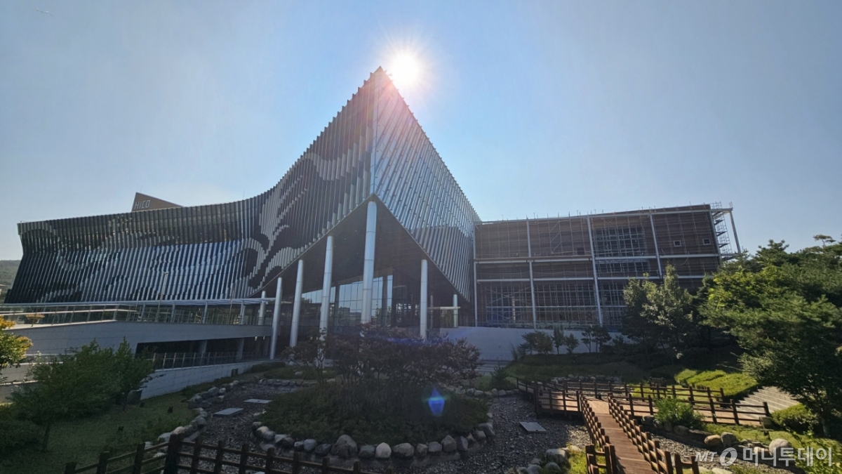 (경주=뉴스1) 최창호 기자 = APEC 2025 정상회의를 70여 일 앞둔 20일 오전 정상회의장인 경북 경주시 화백컨벤션센터와 미디어센터 공사가 한창이다. 2025.8.20/뉴스1 Copyright © 뉴스1. All rights reserved. 무단 전재 및 재배포, AI학습 이용 금지. /사진=(경주=뉴스1) 최창호 기자