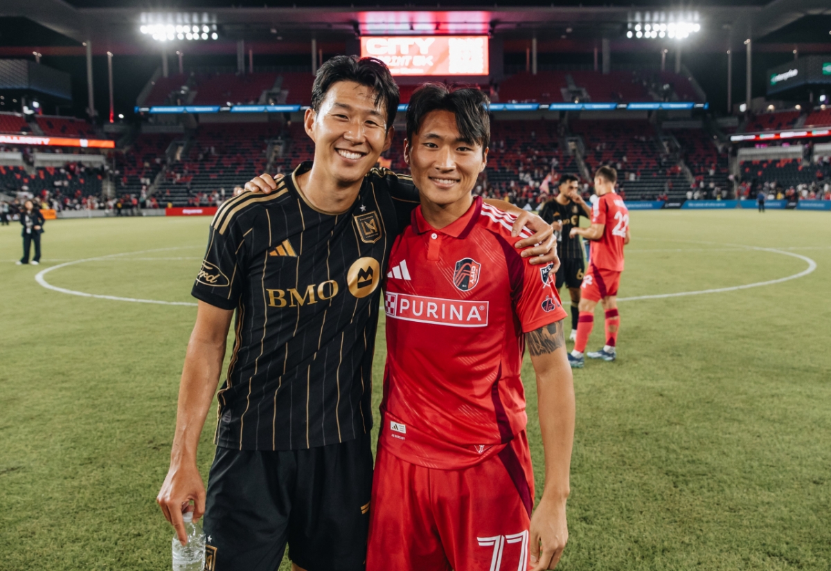 로스앤젤레스(LA)FC 손흥민(왼쪽)과 세인트루이스 정상빈이 미국 미주리주 세인트루이스의 에너자이저 파크에서 열린 2025 MLS 정규리그 맞대결을 마친 뒤 사진을 촬영하고 있다. /사진=LAFC SNS 캡처