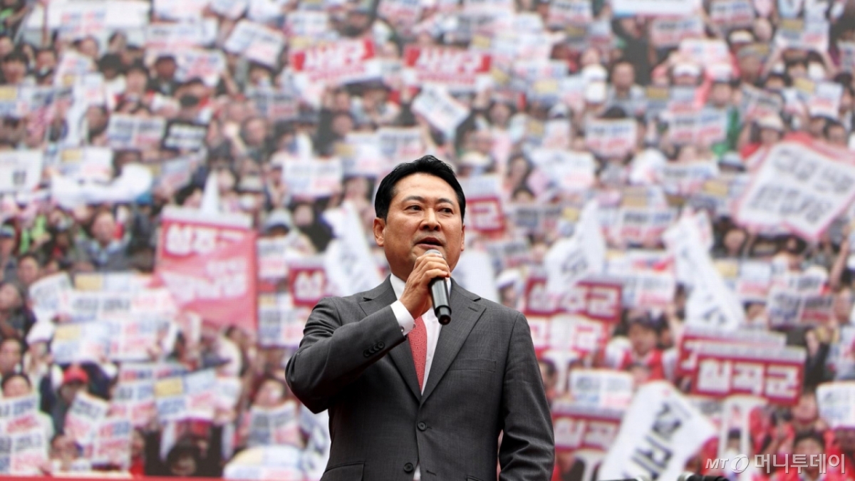 [서울=뉴시스] 김명년 기자 = 장동혁 국민의힘 대표가 28일 오후 서울 중구 대한문 앞에서 열린 사법파괴 입법독재 국민 규탄대회에서 연설을 하고 있다. 2025.09.28. kmn@newsis.com /사진=김명년