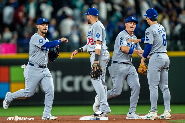 김혜성(오른쪽)을 비롯한 다저스 선수들이 28일 승리 직후 하이파이브를 하고 있다. /AFPBBNews=뉴스1