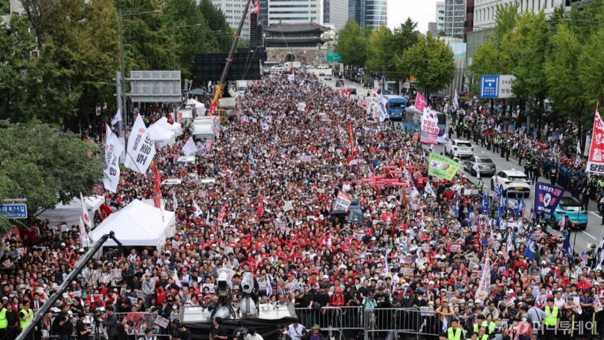 [서울=뉴시스] 김명년 기자 = 28일 서울 중구 대한문 앞에서 국민의힘 주최 사법파괴 입법독재 국민 규탄대회가 열리고 있다. 2025.09.28. kmn@newsis.com /사진=김명년